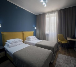 Номер стандарт с 2 односпальными кроватями с балконом в Альпина