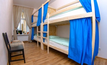 Кровать в общем 4-местном мужском номере в Christopher Hostel