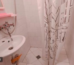 3-местный номер эконом с 1 односпальной и 1 двуспальной кроватью (мансарда) в В гостях у Светланы