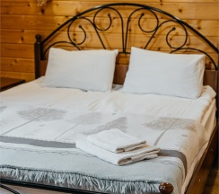 Двухместный номер с двуспальной кроватью и дополнительной кроватью в Пик Архыза