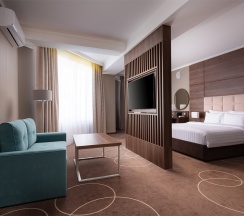Номер Junior Room Great с большой двуспальной кроватью, кресло-кроватью и диван-кроватью в Movenpick Resort&SPA Anapa Miracleon