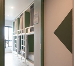 Кровать в общем номере с видом на город в Yaks House Hostel