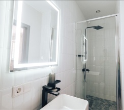 Просторный комфорт с балконом в City creek