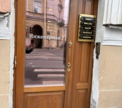 Кровать в 10-местном общем номере в Гости в гости