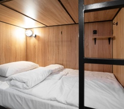 Кровать в общем 8-местном номере (удобства на этаже) в Sleep box