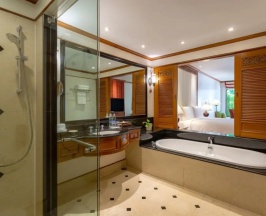 Двухместный номер Guest Ground Floor с видом на бассейн двуспальная кровать в JW Marriott Phuket Resort & Spa