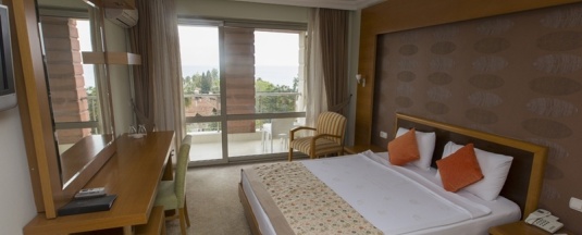 Двухместный номер Standard с балконом двуспальная кровать в Sırma Hotel