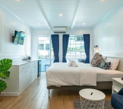 Люкс с балконом в White Ivory Bed & Breakfast
