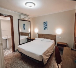 Двухместный номер Economy (No window) двуспальная кровать в Hotel Monasterio Granada - Adults Only