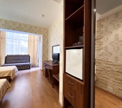 Двухместный номер Standard с балконом (2 отдельные кровати) в Holiday