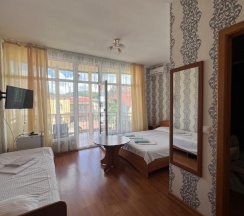 Комната улучшенная с 1 односпальной и 1 двуспальной кроватью в Марлита