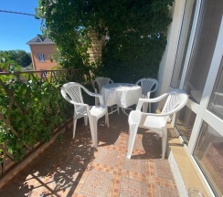 Двухместный полулюкс Мансарда с балконом и с красивым видом из окна двуспальная кровать в Тихий домик