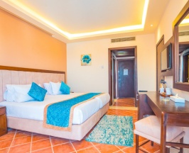 Двухместный полулюкс с видом на сад двуспальная кровать в Ivy Cyrene Sharm Hotel
