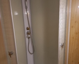 Четырехместный с двухспальной и двухъярусной кроватями в Myesto