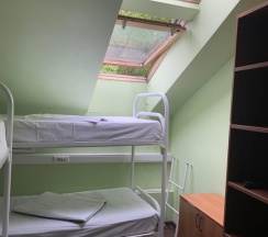Кровать в общем номере (женский номер) с красивым видом из окна в ХотелХот Перово