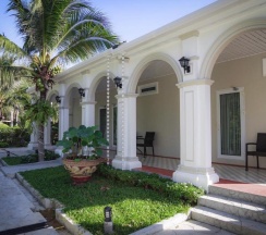 Двухместный номер Standard с видом на бассейн двуспальная кровать в Maikhao Home Garden Bungalow