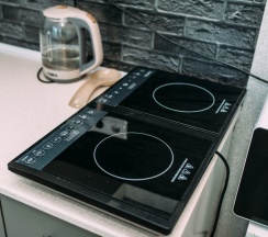 Четырёхместный коттедж с балконом и с красивым видом из окна в Камменка