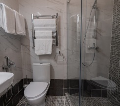 Шестиместный номер Семейный Комфорт с красивым видом из окна в Литфонд