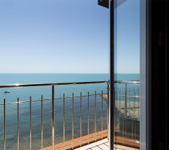 Двухкомнатный люкс с балконом и видом на море (одна кровать 160 см, диван 140 см) 3* в Golden hills