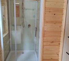 Двухместный коттедж Comfort с красивым видом из окна двуспальная кровать в Vinder Village