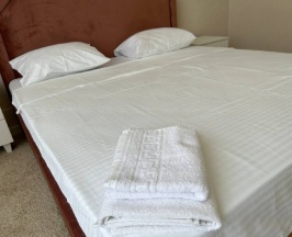 делюкс плюс двуспальная кровать и диван в Эмир