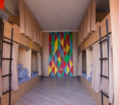 Кровать в общем номере с красивым видом из окна в People Hostel & Suites