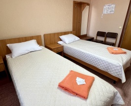 Эконом с двумя раздельными кроватями с умывальником в номере (сан узел и душ на этаже) в Ирень