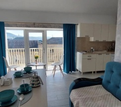 Четырёхместный номер Standard с балконом и с видом на город в Кунак