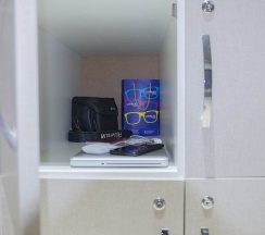 Кровать в общем номере с балконом в Travel inn