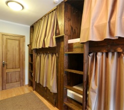 Кровать в шестиместном номере с ванной комнатой в Kdhostel