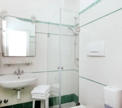 Двухместный номер Standard с балконом и с видом на сад двуспальная кровать в Hotel Pupetto