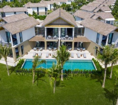 Вилла с бассейном рядом с пляжем в Курортный отель New World Phu Quoc Resort