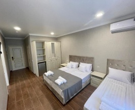 Шестиместный семейный люкс с балконом и с красивым видом из окна в Elegant hotel resort