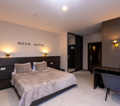 Номер полулюкс с 1 двуспальной кроватью и балконом в Moon