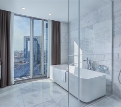 Studio Apartment с панорамной ванной в Diamond Apartments