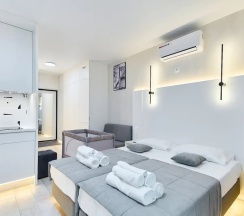 Двухместный номер Deluxe с балконом и с видом на город 2 отдельные кровати в Апартаменты Новые в Минск-Мир возле Avia mall