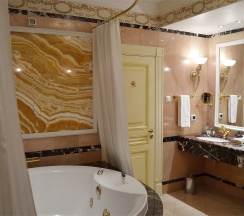 Однокомнатный Люкс с видом на Строгановский дворец в Taleon Imperial Hotel