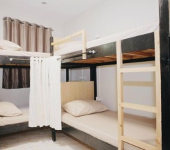 Кровать в общем номере в Bunks Hostel