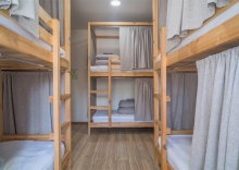 Кровать в 6-местном мужском номере (общие удобства) в Hot Place Guest House