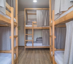 Кровать в 6-местном мужском номере (общие удобства) в Hot Place Guest House