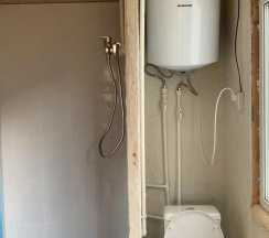 Коттедж улучшенный с 2 односпальными и 1 двуспальной кроватью в Аура Алтая