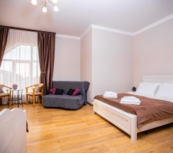 Стандарт 5-местный с двуспальной и односпальной кроватями и балконом в Джульетта