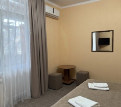 Двухместный семейный полулюкс с балконом и с видом на внутренний двор двуспальная кровать в Нартон