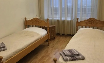 Кровать в общем номере с балконом и с видом на горы в Четыре сезона