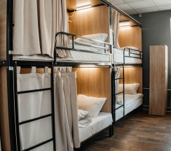 Кровать в 12-местном общем мужском номере в Melius