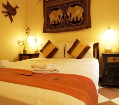 Двухместный номер Deluxe двуспальная кровать в Guesthouse Liam's Suan Dok Mai