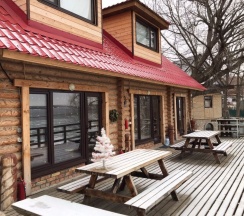 Коттедж с балконом и с красивым видом из окна в Дом на Волге