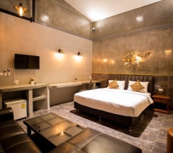 Студия с балконом и с красивым видом из окна в Foresto Sukhothai Guesthome