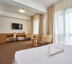 Двухместный номер Superior с балконом и с видом на море двуспальная кровать в Prehotel