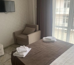 Двухместный полулюкс с балконом и с видом на город двуспальная кровать в Артика